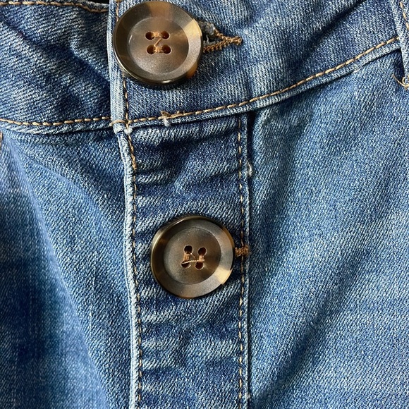D. Jeans denim skirt with tortoiseshell buttons in size 10. - Picture 2 of 7